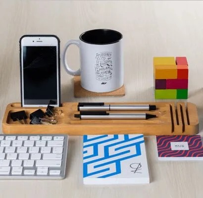 Artículos promocionales: taza, organizador de escritorio, lapiceros y cuadernos personalizados