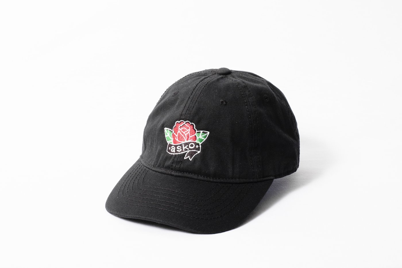Gorra negra con bordado de rosa personalizado