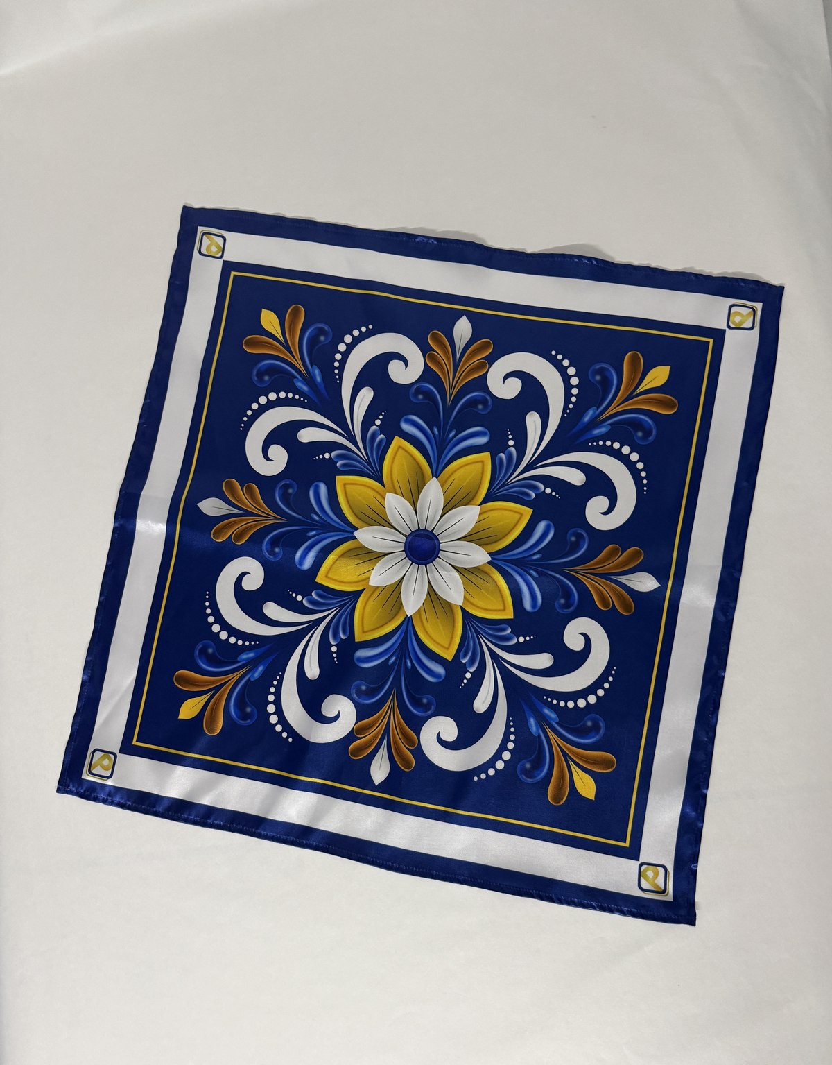 Pañuelo azul estampado con diseño floral personalizado