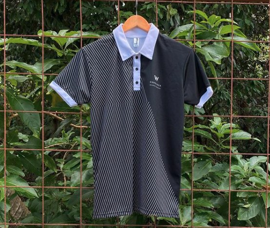 Polo personalizado negro con rayas blancas, cuello y puños celestes, logo bordado