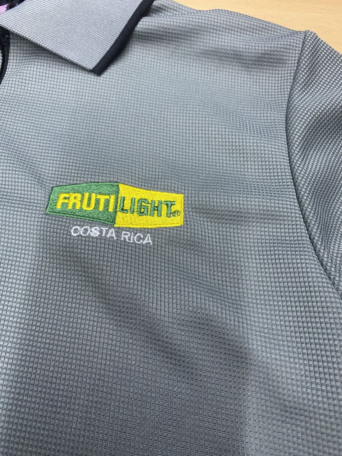 Logo Fruti Light Costa Rica bordado en polo gris corporativo