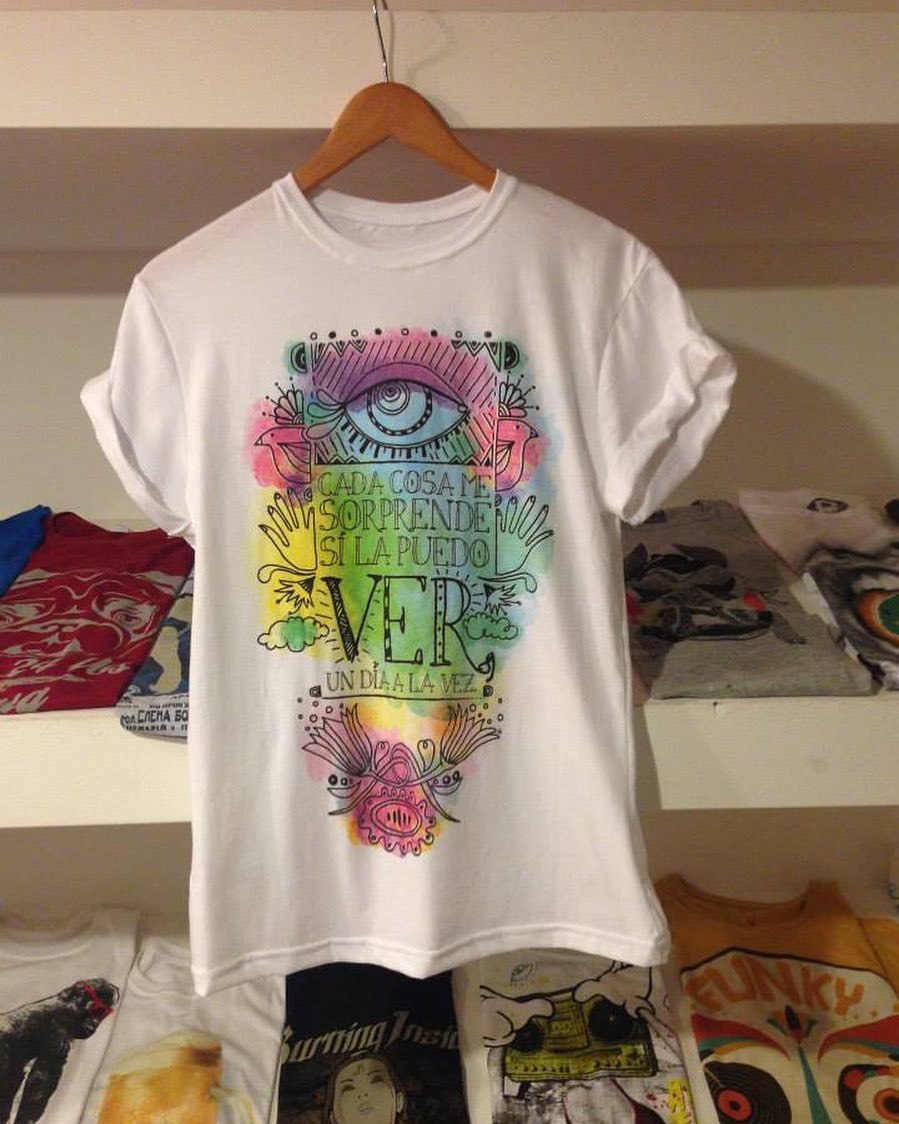 Camiseta blanca con estampado a color de ojo y flores en serigrafía